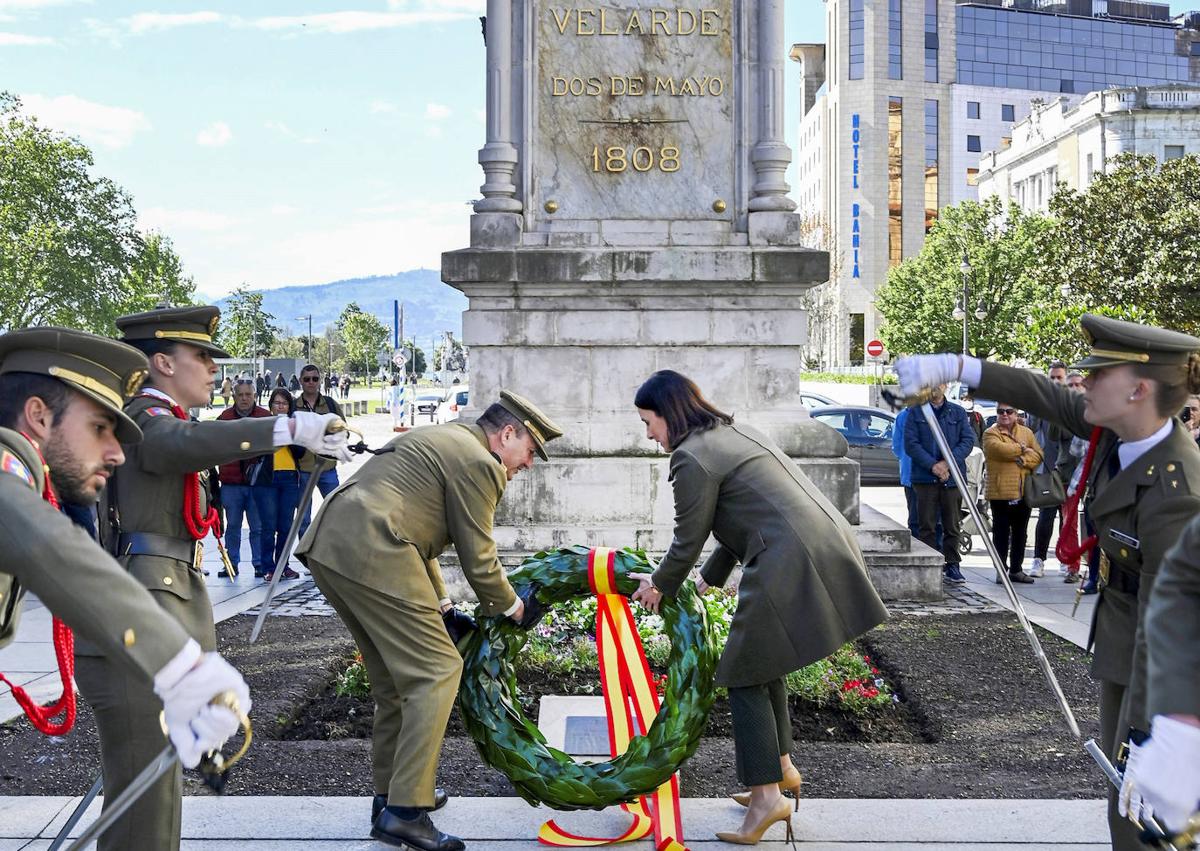 Imagen secundaria 1 - Santander celebra el Dos de Mayo con una ofrenda floral en el monumento a Pedro Velarde