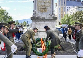 La alcaldesa, Gema Igual, coloca la ofrenda floral junto a la estatua.