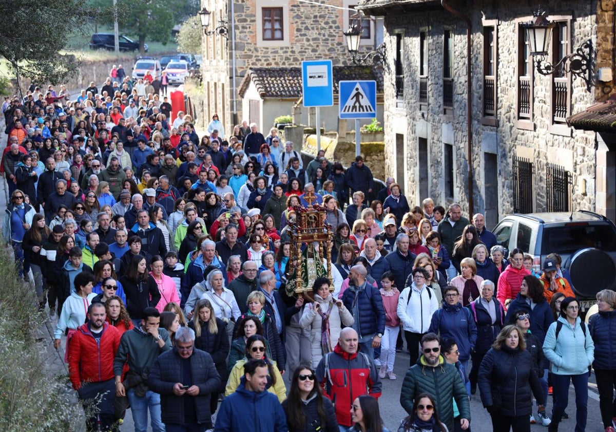 Imagen principal - La Virgen de la Luz por las calles de Frama, acompañando al Lignum Crucis a su llegada a Santo Toribio, y los alcaldes de Potes y Cillorigo de Liébana, chocando sus bastones