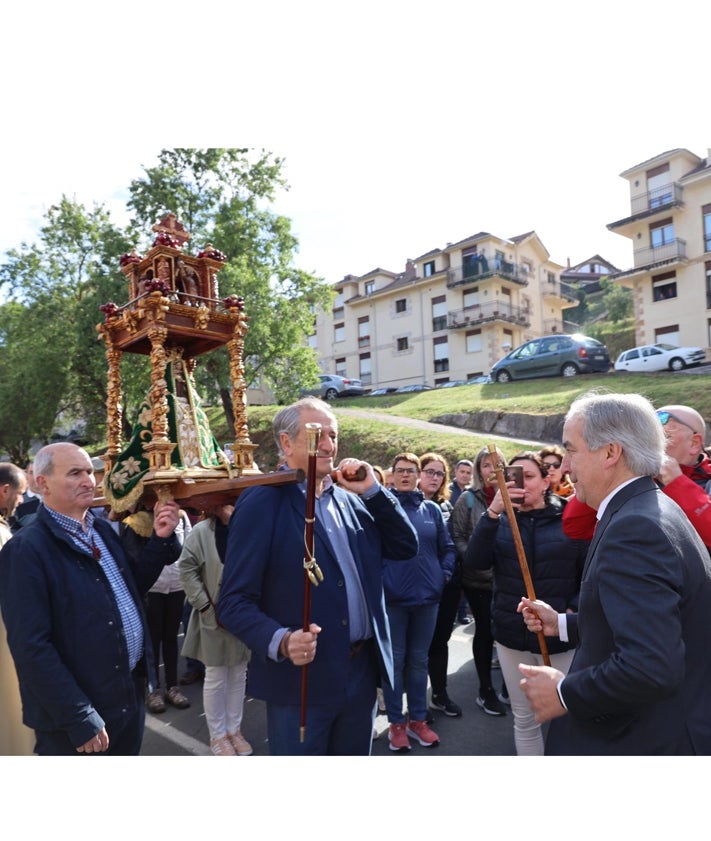 Imagen secundaria 2 - La Virgen de la Luz por las calles de Frama, acompañando al Lignum Crucis a su llegada a Santo Toribio, y los alcaldes de Potes y Cillorigo de Liébana, chocando sus bastones