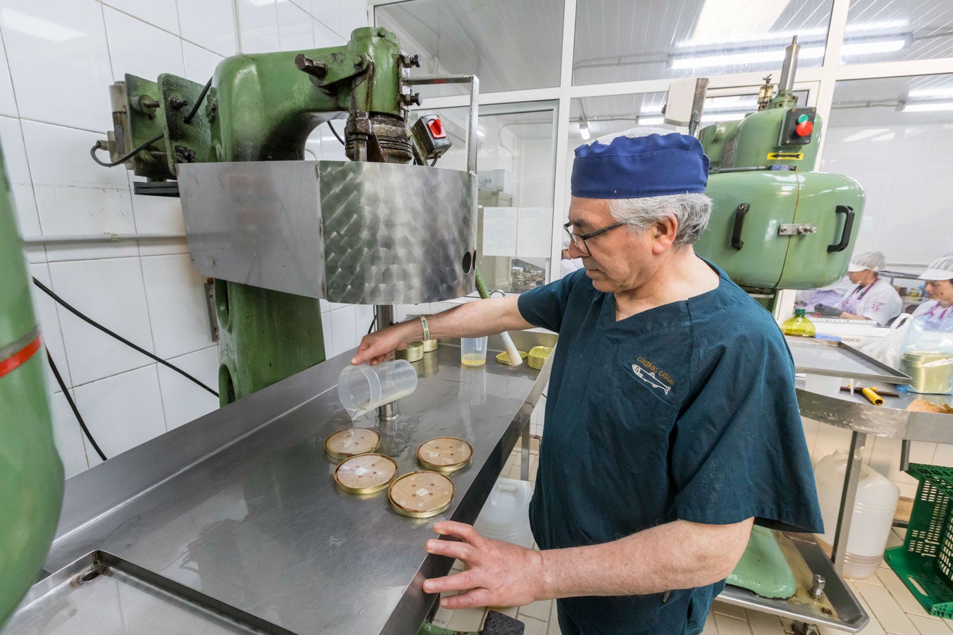 Un operario trabaja con las máquinas en la sala de enlatado