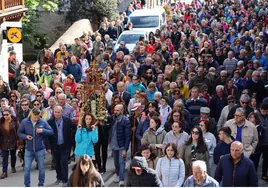 Cientos de devotos acompañan a La Santuca a su paso por las calles de la villa de Potes