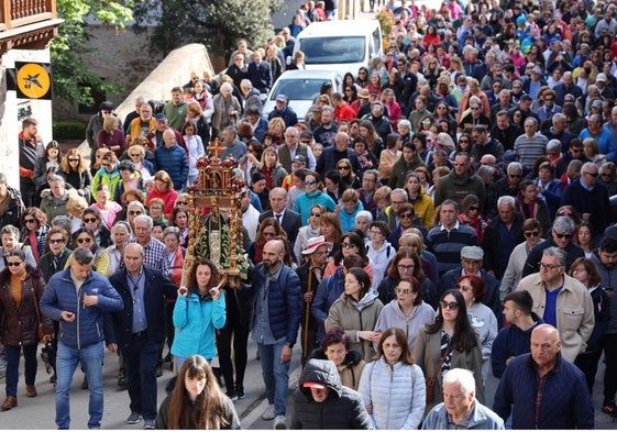 Cientos de devotos acompañan a La Santuca a su paso por las calles de la villa de Potes