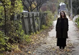 La escritora neoyorquina Lorrie Moore, posa cerca de su casa en Wisconsin.