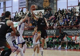 Agustí Sans se dispone a anotar ante el HLA Alicante.