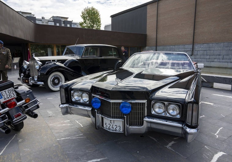 En primer plano el Cadillac Eldorado y de fondo el Rolls Royce Phantom IV.