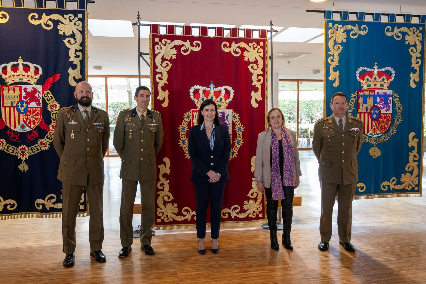 ﻿La alcaldesa de Santander, Gema Igual, y la consejera de Presidencia, Justicia, Seguridad y Simplificación Administrativa, Isabel Urrutia, junto a cargos de la Guardia Real.