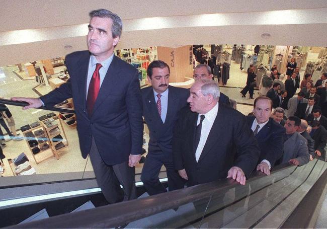 El presidente de Cantabria, José Joaquín Martínez Sieso; el alcalde de Santander, Gonzalo Piñeiro, e Isidoro Álvarez, presidente del Corte Inglés, en la inauguración del centro comercial.