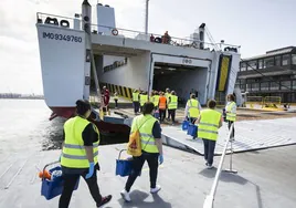 Limpiadoras accediendo al ferry para adecentar el buque, en Santander.