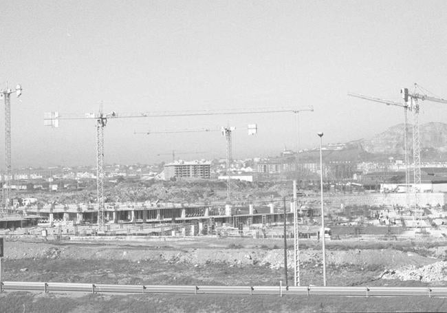 Obras de construcción de El Corte Inglés en 1997.