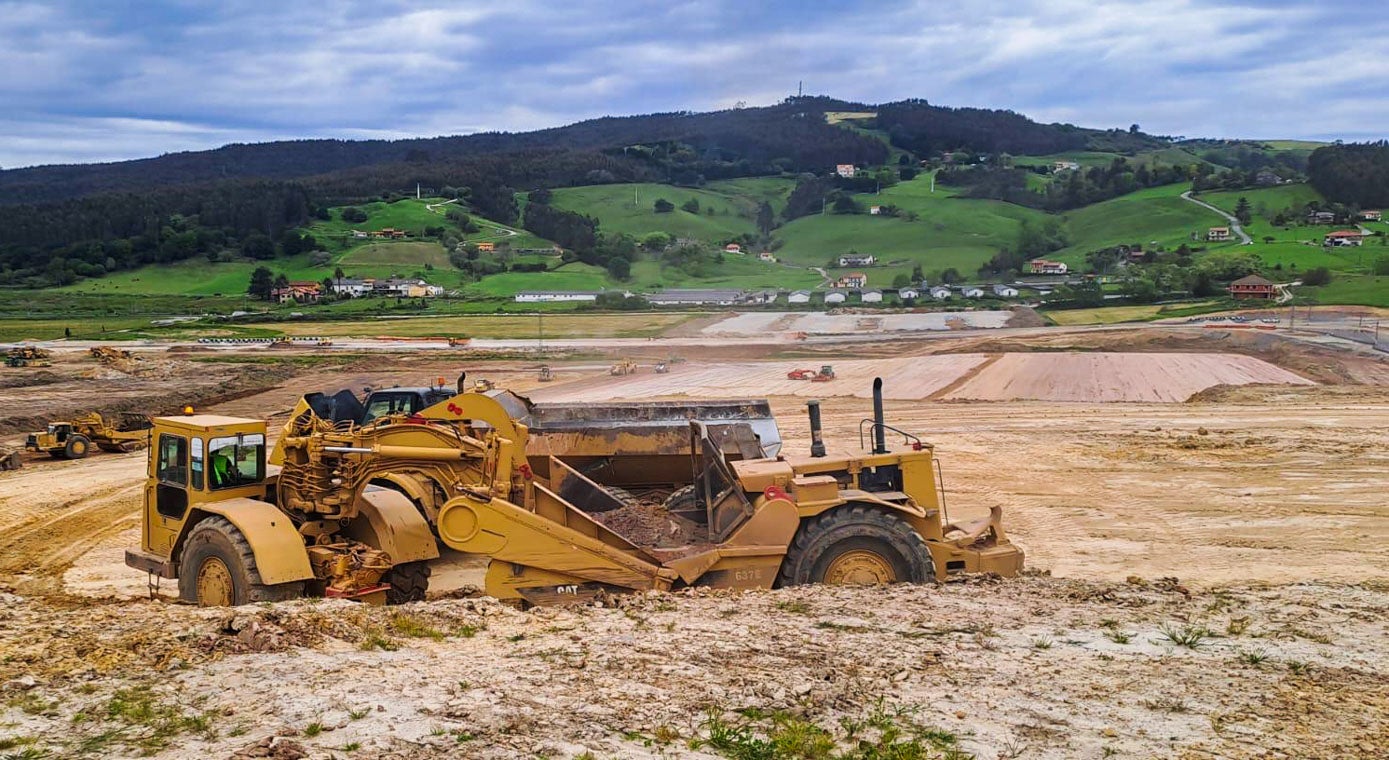 Actualmente hay en La Pasiega cuatro bulldozer, siete mototraillas, cinco retroexcavadoras, cinco dúmper, dos compactadores de pata de cabra, dos rodillos lisos, tres tractores de pala, dos camiones bañera y otros cuatro camiones de tipo dúmper.