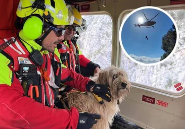La perra, con su dueño y los rescatadores, en el helicóptero del 112. En detalle, rescate de un senderista en el Monte Buciero.