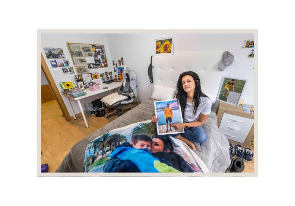 Rebeca elije hacerse la foto en la habitación de su hijo. Esta nunca la habitó él: tras su accidente, ella cambió de casa, pero se llevó todo el nido de Manu a su nuevo hogar.