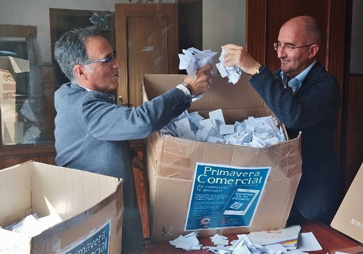 Salvador Victorino y Gonzalo Cayón en el sorteo de premios.