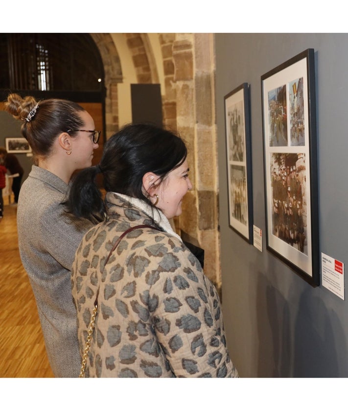 Imagen secundaria 2 - Ignacio Vía, Aquilino González y Miguel Rodríguez, y varias personas contemplando las imágenes de la exposición