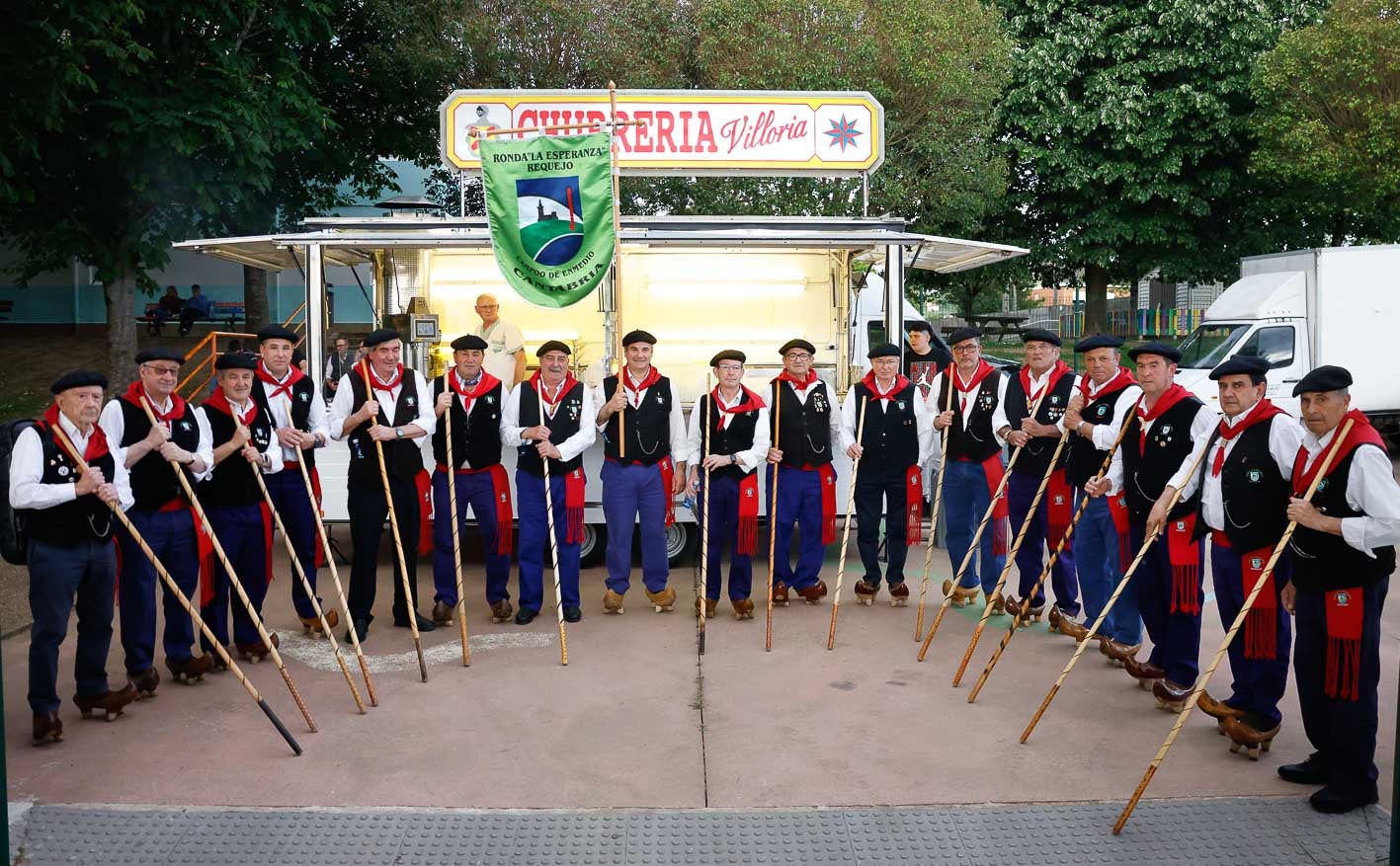 Miembros de la Ronda La Esperanza de Requejo, ataviados con trajes tradicionales.