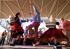 Miembros de la Agrupación de Danzas 'Virgen de las Nieves', este sábado durante el homenaje celebrado en Tanos en honor al Malvís.