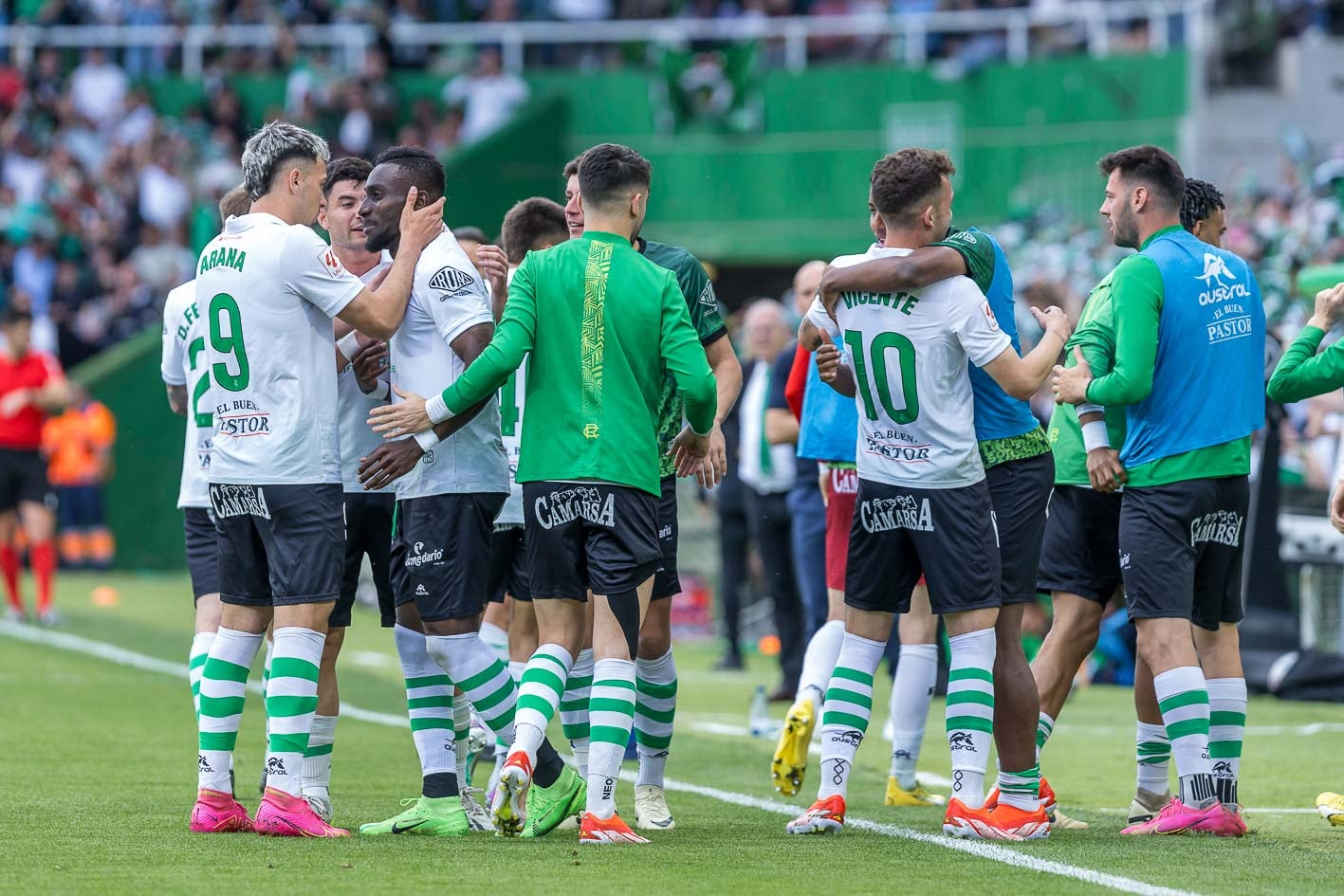 Los jugadores del Racing celebran el gol de Lago Junior. 