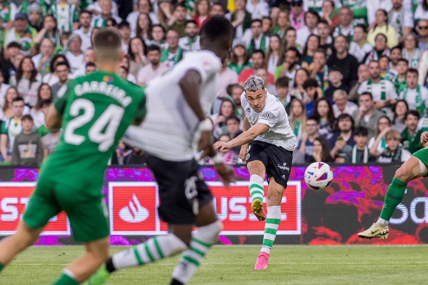 Arana dispara a portería un balón que se estrellaría en el travesaño. 