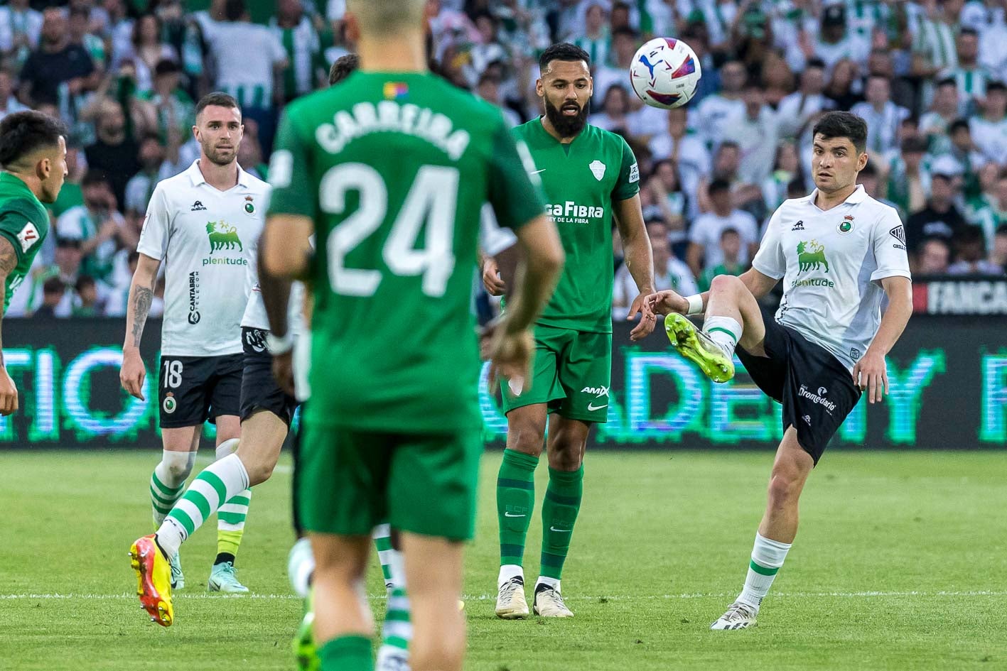 Aldasoro desplaza el balón en busca de un compañero. 