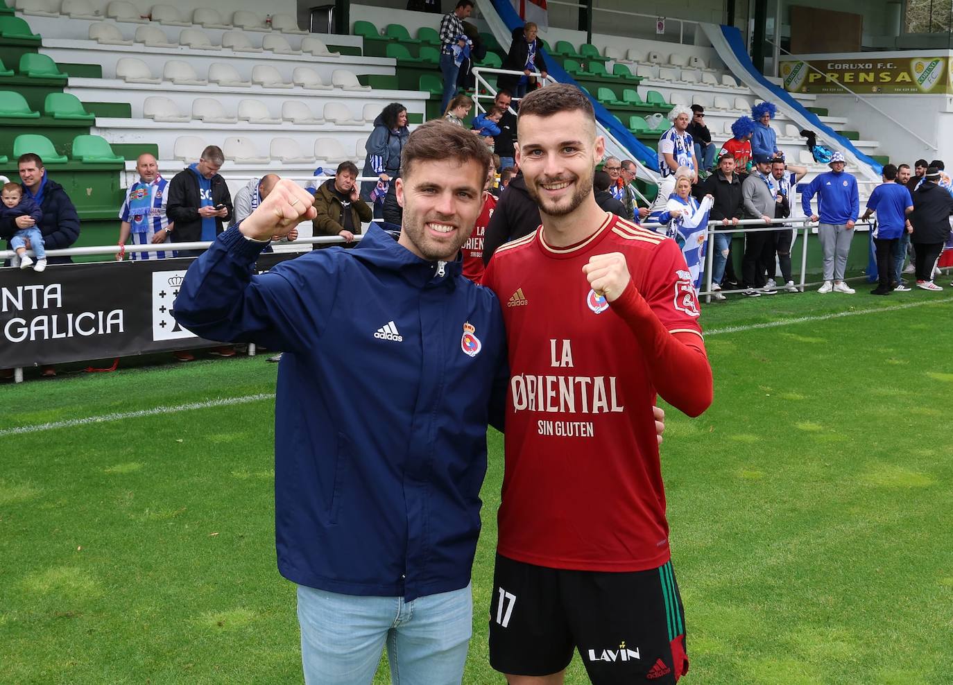 Javi Delgado, junto a un aficionado.