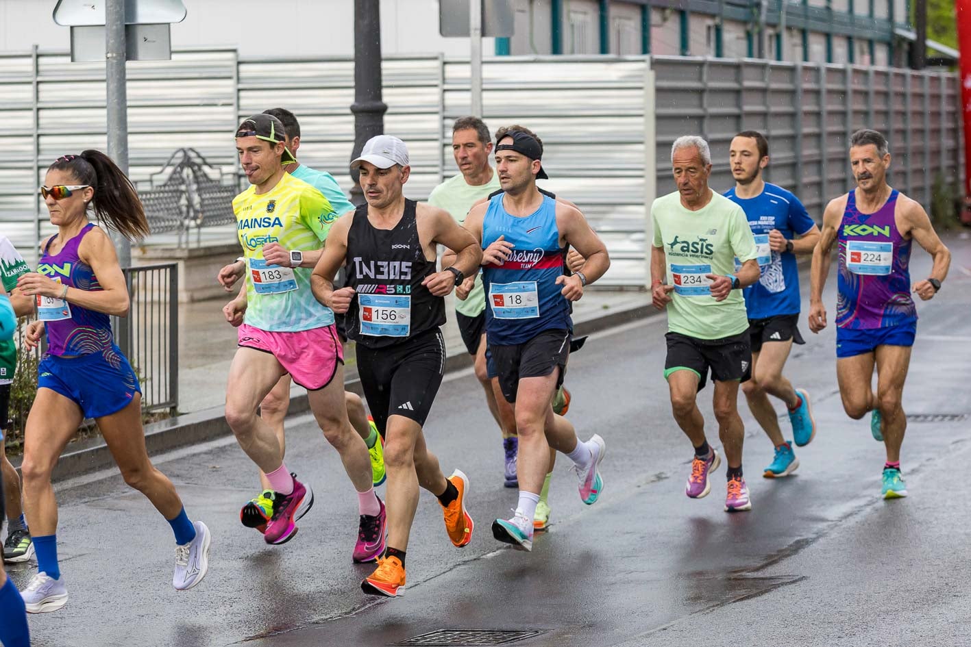 Dolores Marco comanda un grupo de atletas masculinos en la prueba de media maratón.