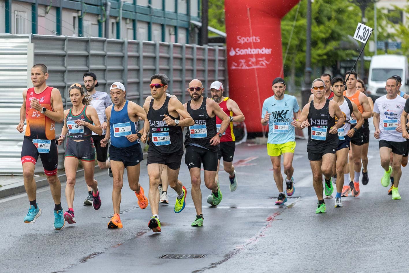 Los atletas con el objetivo de terminar la media maratón en una hora y 30 minutos, durante la carrera.