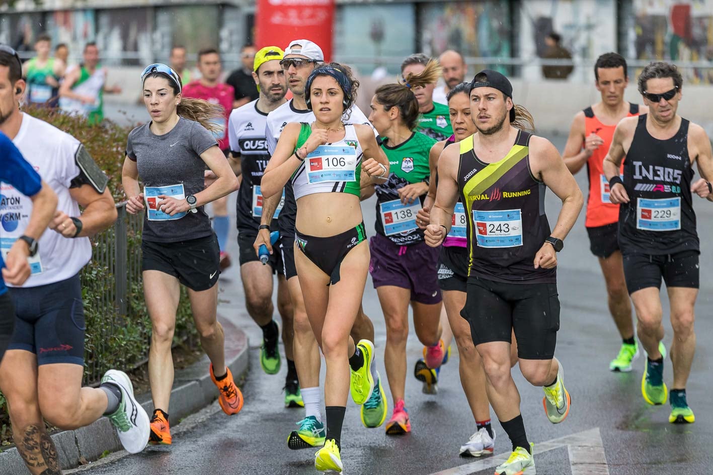 Elena García (106) y Ramiro Ruiz (243), al frente de un grupo de corredores.