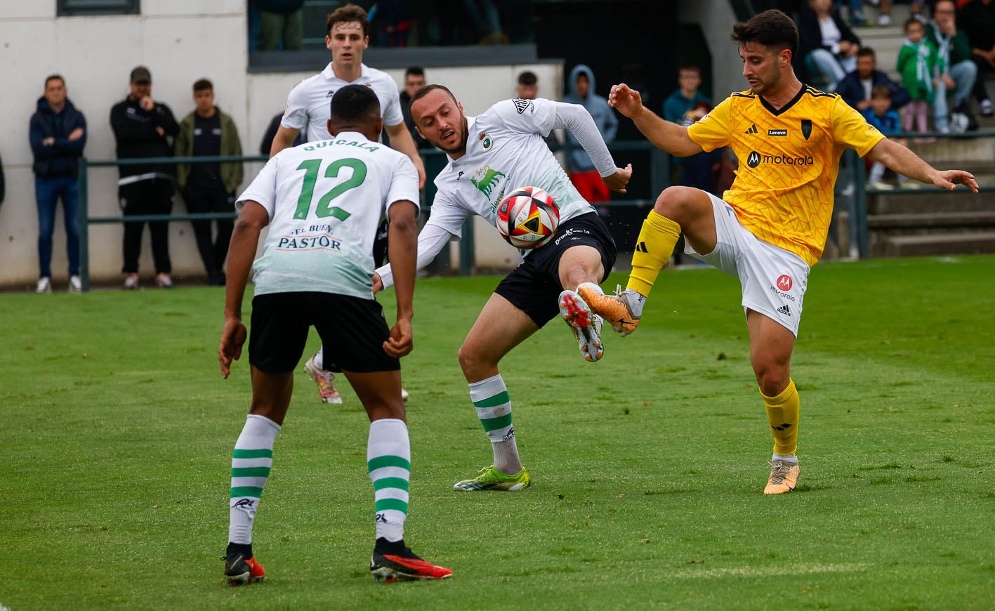 Álvaro Santamaría pugna por el balón con un jugador del Compostela. 