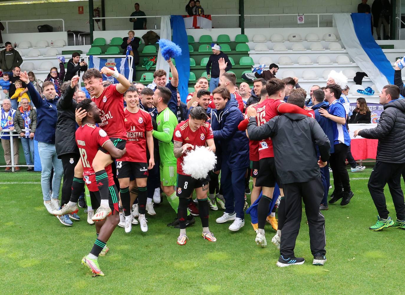 Los futbolistas festejan el empate y, con él, la permanencia.