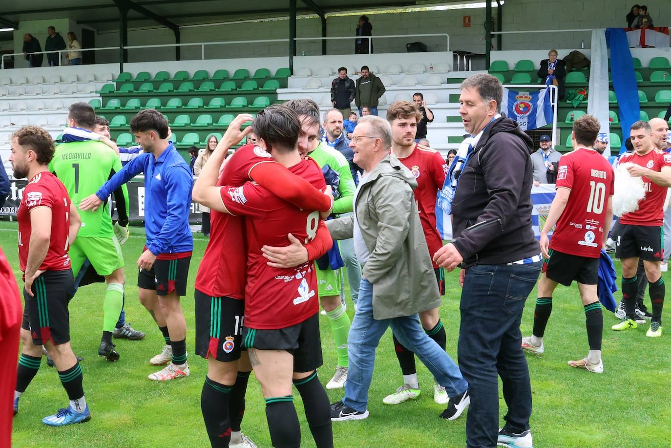 Abrazo de Josemi y Chus Ruiz.