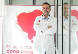 El hematólogo José Luis Arroyo, en las instalaciones del Banco de Sangre y Tejidos, en el Hospital de Liencres.