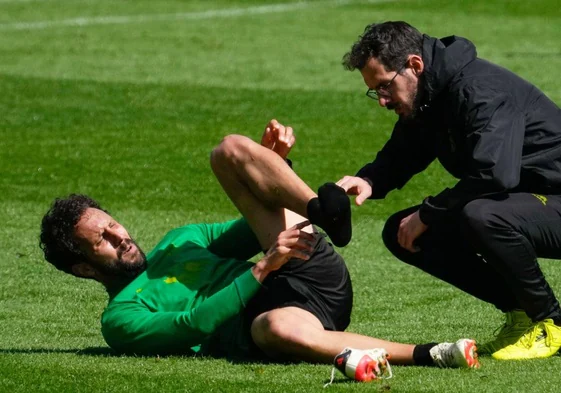 Fernández-Divar atiende a Germán durante un entrenamiento.
