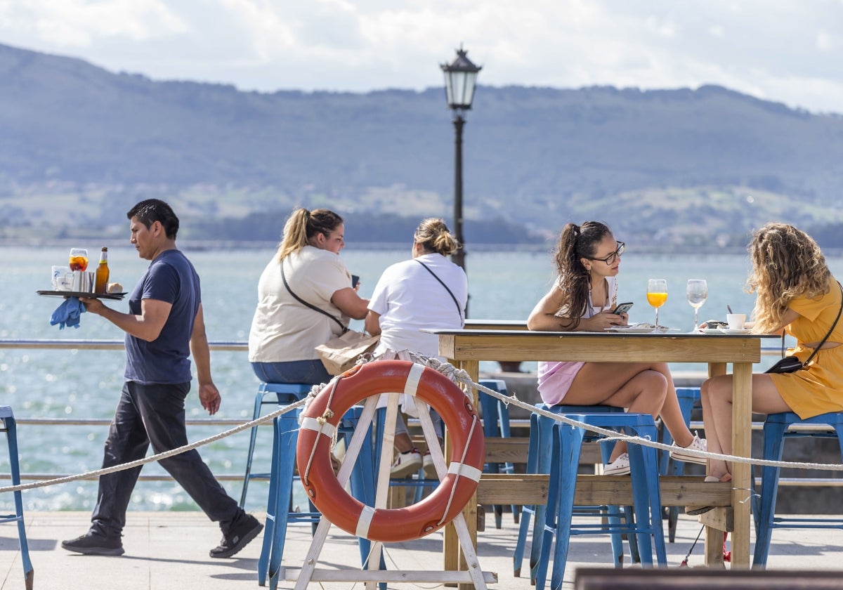 Un camarero atiende una terraza de hostelería en el centro de Santander.