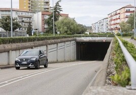 Vehículos circulan por el túnel del Barrio Covadonga en Torrelavega.