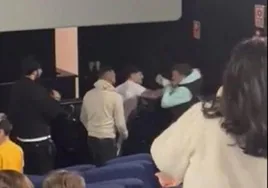 Un boxeador la emprende a golpes contra un hombre que agredía a su mujer dentro de un cine de León