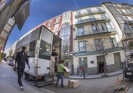 Mudanza en la calle Hernán Cortés.