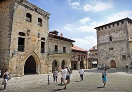 Turistas sacan fotos en la Plaza Mayor de Santillana del Mar.