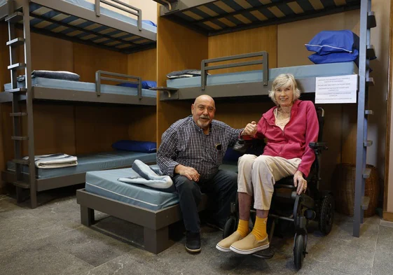 Felipe y Silvia, en el albergue de peregrinos de Isla, del que son hospitaleros.