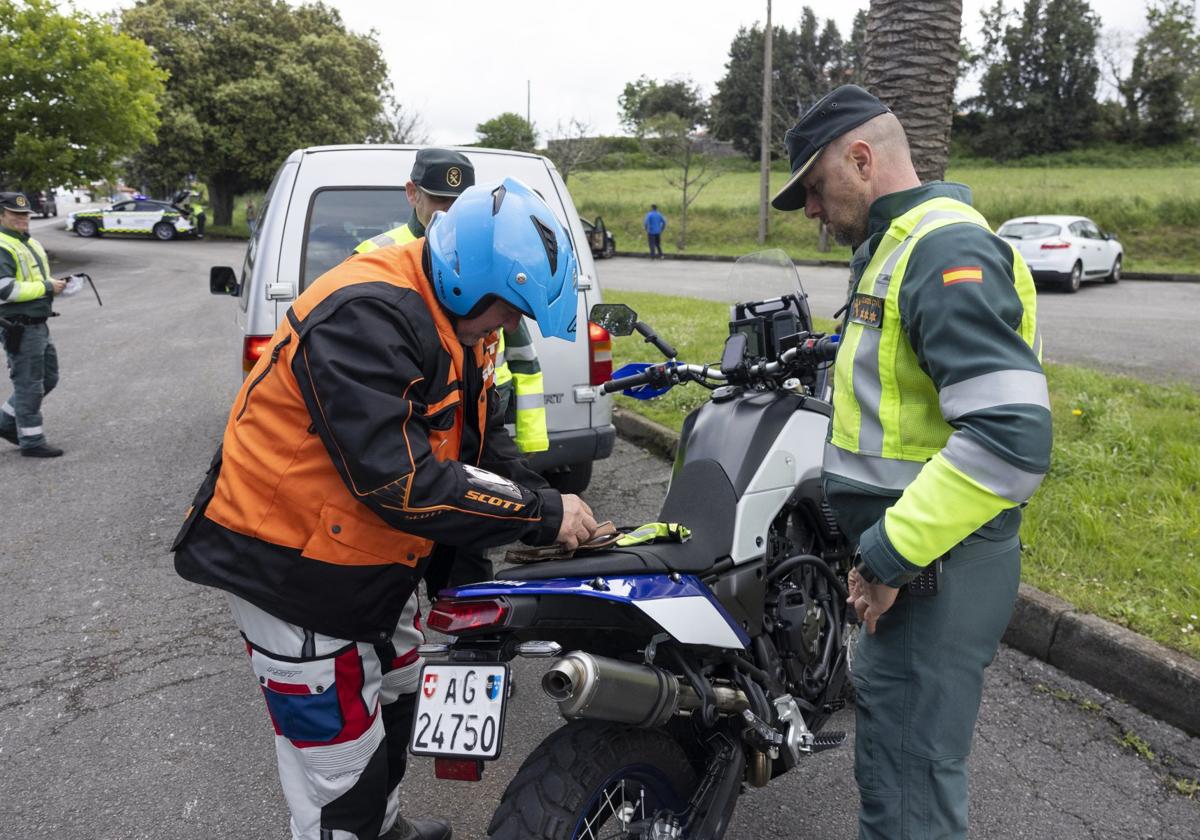 Agentes de la Guardia Civil solicitan la documentación a un motorista en el control de Gajano.