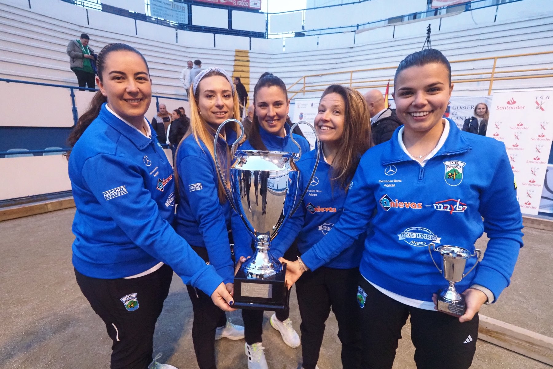 Judit Bueno, Naomi Solórzano, Blanca Gandarillas, Laura Abascal y Andrea Gómez con el trofeo de campeonas de la Supercopa.