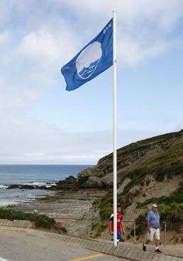 Imagen - Bandera azul a la entrada de la playa de Tagle (Suances).