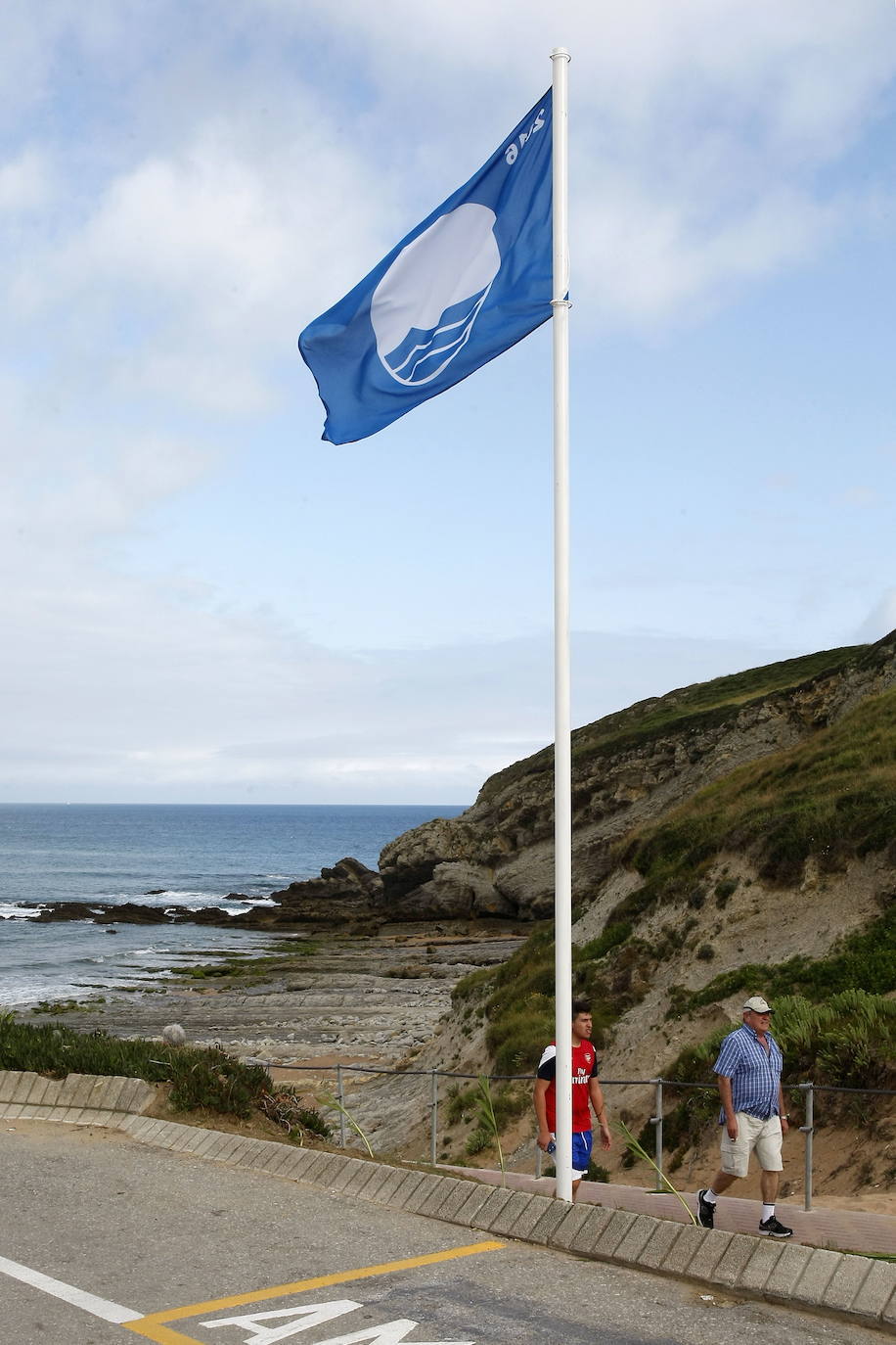 Imagen - Bandera azul a la entrada de la playa de Tagle (Suances).