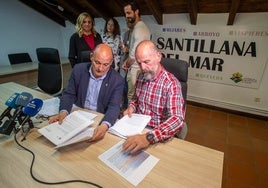 El alcalde de Santillana del Mar, Ángel Rodríguez, junto al resto de concejales socialistas y la diputada nacional, Noelia Cobo.