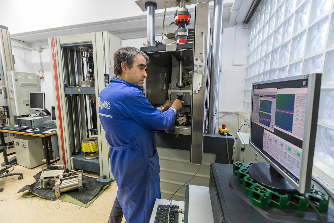 Jaime Carpio, técnico del Grupo Giteco de la ETSI de Caminos, Canales y Puertos, manipula una máquina para ensayos mecánicos de asfalto. 