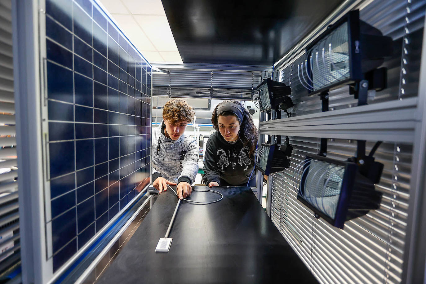 Dos alumnos de la EPI de Minas y Energía, en las instalaciones de la Escuela. 