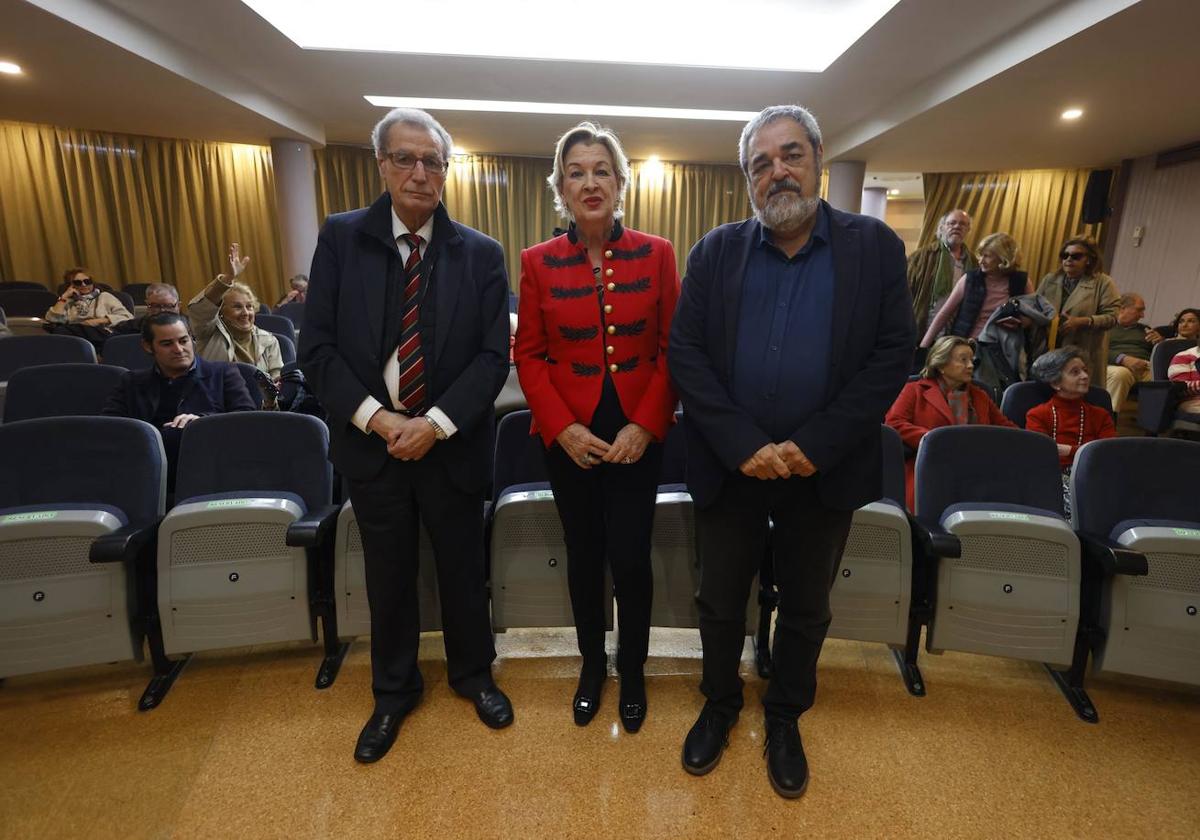 Manuel Ángel Castañeda, presidente del Ateneo; Alicia Viladomat, nieta de Pilar de Valderrama y autora del libro, y Carlos Aganzo, escritor y presidente de la Fundación Vocento.