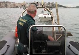 Rescatado el ocupante de una embarcación a la deriva en la bocana de Marina del Cantábrico