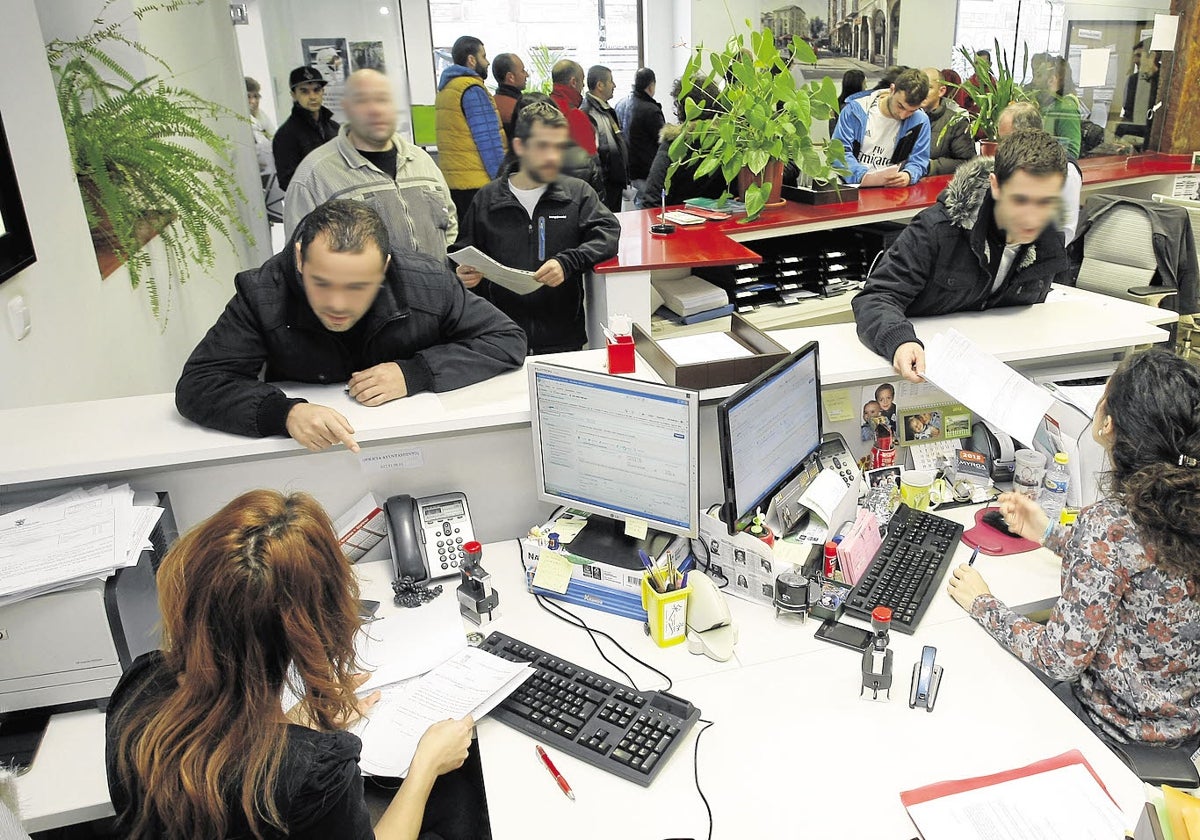 Funcionarias atienden a unos vecinos en el Registro, en el número 4 de la plaza Baldomero Iglesias, en una imagen de archivo.