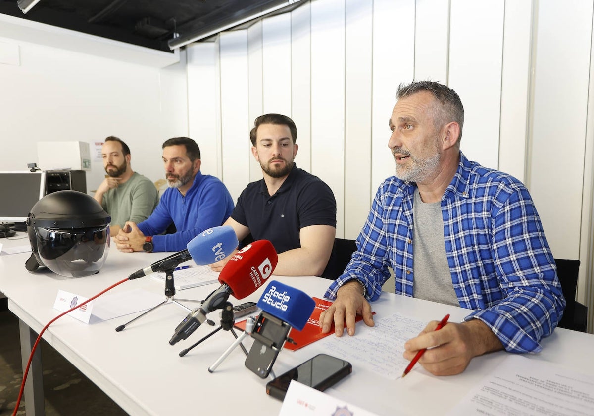 Los representantes sindicales de la plantilla de Policía Local de Torrelavega, hace tres semanas, en una rueda de prensa en la que lamentaron el «ninguneo» que sufren por parte del Consistorio.